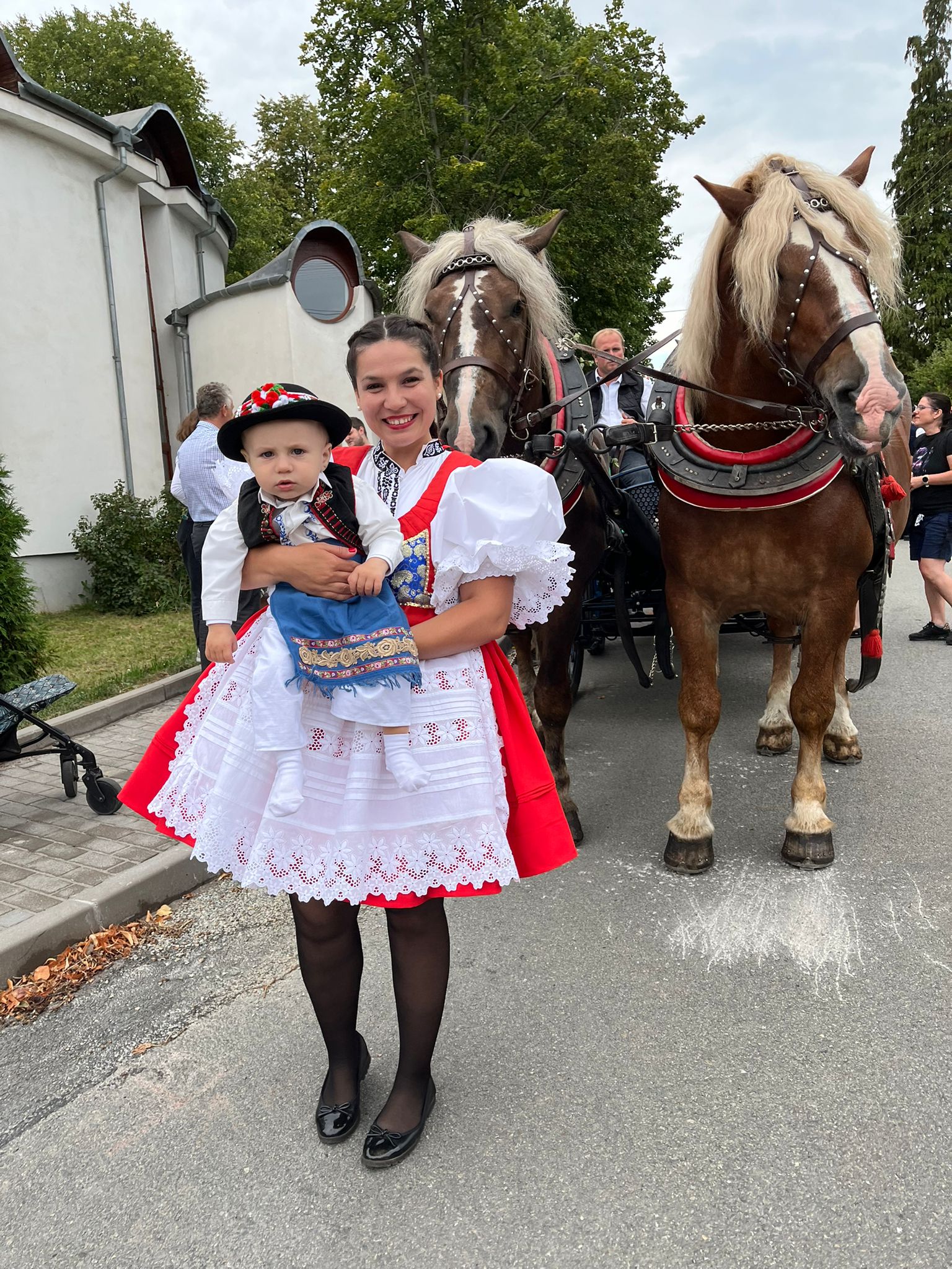 Dětský a dámský kyjovký kroj